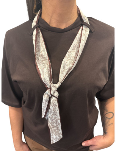 -shirt marrone con foulard integrato bianco e marrone – Look elegante e casual