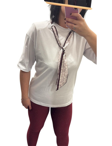 -shirt bianca con foulard integrato bianco e bordò – Look elegante e casual