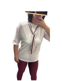 -shirt bianca con foulard integrato bianco e bordò – Look elegante e casual